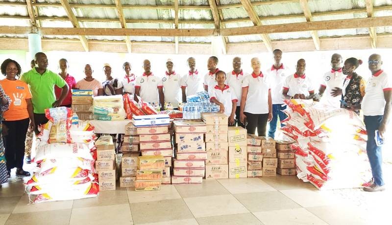 Les membres de l’Ong Ehuma posant avec les représentants du village SOS d’Abobo autour des dons. (Ph Dr)