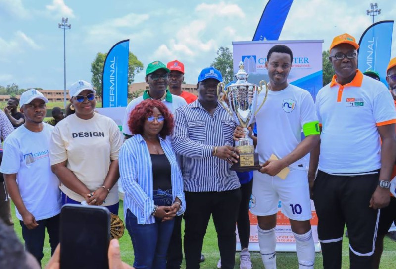 Le capitaine de NCI, Cheick Yvhane réceptionne le trophée. (Ph: Dr)