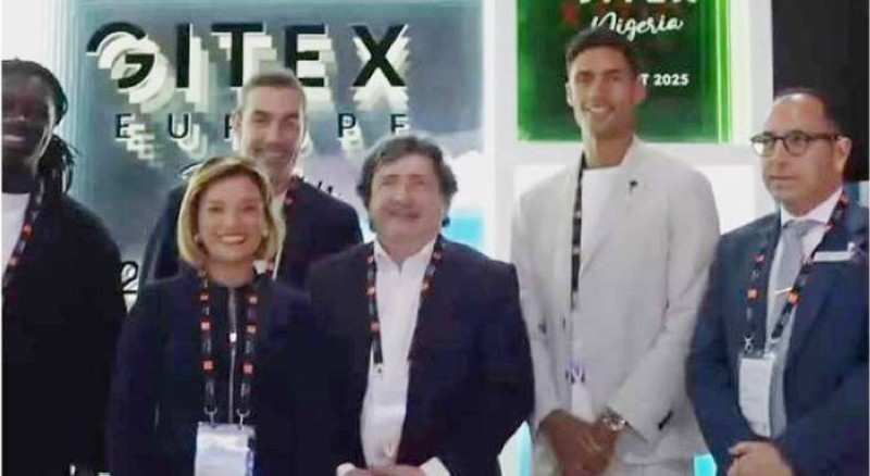 Robert Pirès et Raphaël Varane avec des organisateurs du Gitex Africa 2025. (Ph: Dr)