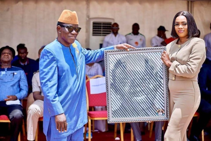 Bernard Koné Dossongui recevant en cadeau son portrait réalisé par la portraitiste Mylène Amon, 