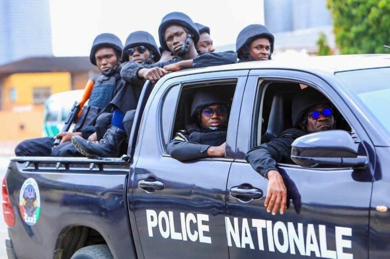 La police sauve les voleurs du lynchage. (Ph:Dr)