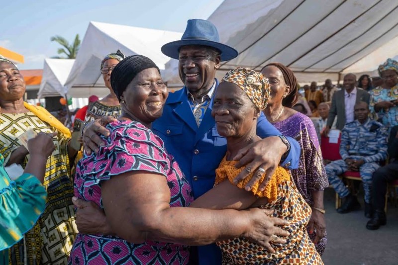 Adama Bictogo communie avec les femmes des marchés (Ph: Dr)