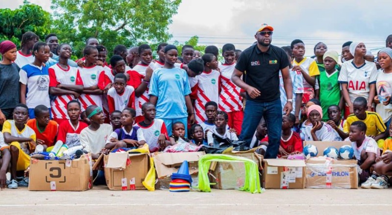 Le président de l' Ong Handball Objectif, Ibrahim Coulibaly en compagnie des athlètes des clubs de handball après la remise des équipements sportifs. (DR)