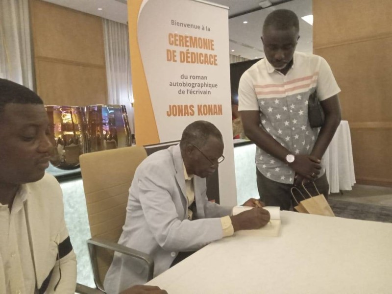 Jonas Konan dédicace un livre. (DR)