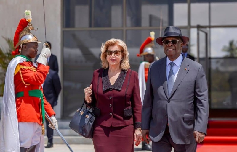 Le couple présidentie à son départ d'Abidjan
