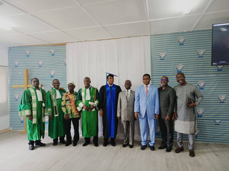 Une photo de famille après la soutenance de Joseph Thierry Gnékré. (Ph: Dr)