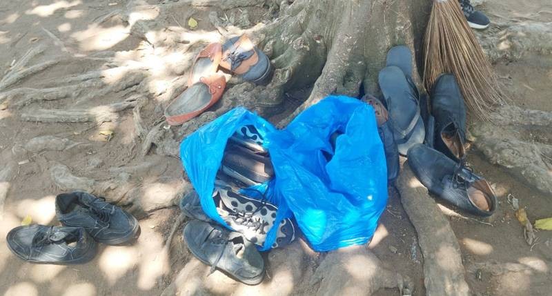 Des chaussures fermées pour les usagers frappés par le règlement. (Ph: Théodore Kouadio)
