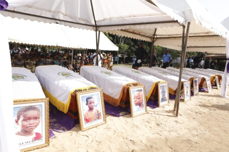Les parents contenaient difficilement leurs larmes devant les douze cercueils. (Ph: Dr)
