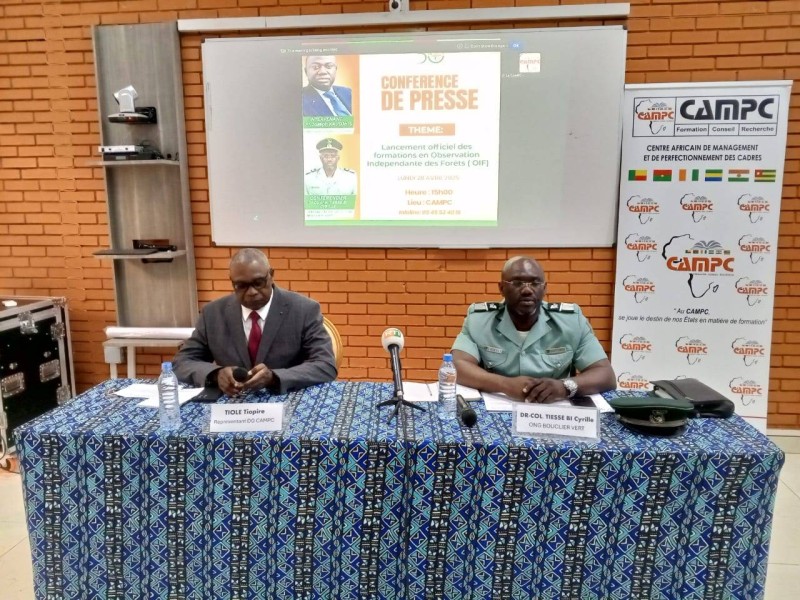 Le Dr colonel Cyril Tiessé (à droite), le conférencier et le directeur administratif et financier du Campc, Tiolé Tiopiré Paul. (Franck YEO)