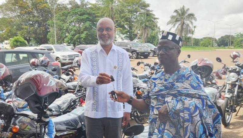 Les chefs ont reçu les clés de leurs engins des mains du maire de Yamoussoukro. (Ph: Dr)