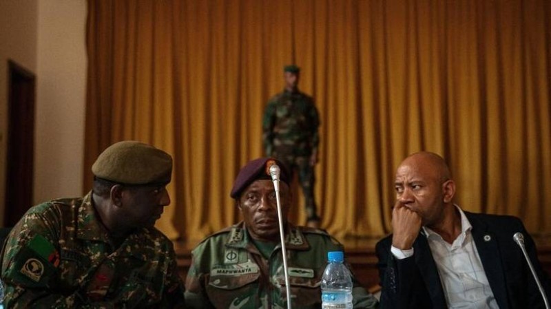 [Image d'archives] Le lieutenant-général zambien Geoffrey Choongo Zyeele (à gauche), commandant de l'armée zambienne, Rudzani Maphwanya (au centre), chef de la Force de défense nationale sud-africaine (SANDF) et le professeur Kula Ishmael Theletsane (à droite), directeur de l'Organe chargé des affaires politiques, de défense et de sécurité de la SADC lors de la signature de l'accord de cessez-le-feu entre les troupes de la SAMIDRC et le M23, à Goma, le 28 mars 2025. AFP - JOSPIN MWISHA