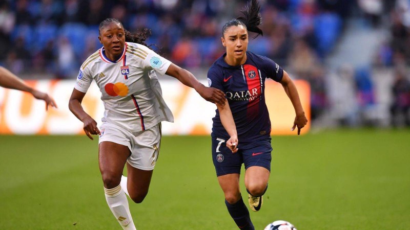 Kadidiatou Diani (à gauche) face à Sakina Karchaoui lors du duel entre l'OL et le PSG en demi-finale de la Ligue des champions féminine - 20 avril 2024. (Ph: Dr)
