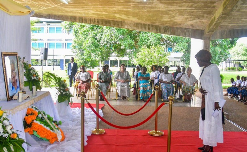 La ministre Mariatou Koné s'inclinant devant la chapelle ardente