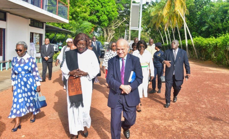 Vue d’ensemble des personnalités présentes à la cérémonie, dont l’ambassadeur de France Jean-Christophe Belliard et les religieuses de la communauté Saint François Xavier.