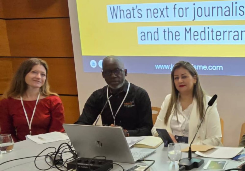 Eric Gohou, Président de l’URPCI (au centre), lors de son intervention au Forum Méditerranéen du Journalisme à Marseille, appelant à une professionnalisation accrue des radios communautaires ivoiriennes.