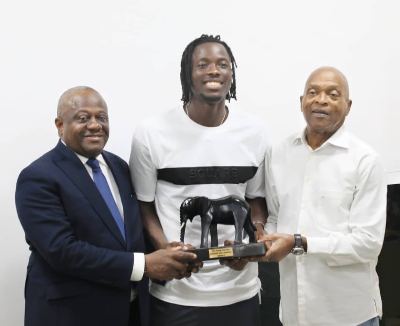 Le patron de l'Olympisme ivoirien (à droite) s'est dit fier du champion de tennis et de la fédération ivoirienne. (Ph: Dr)