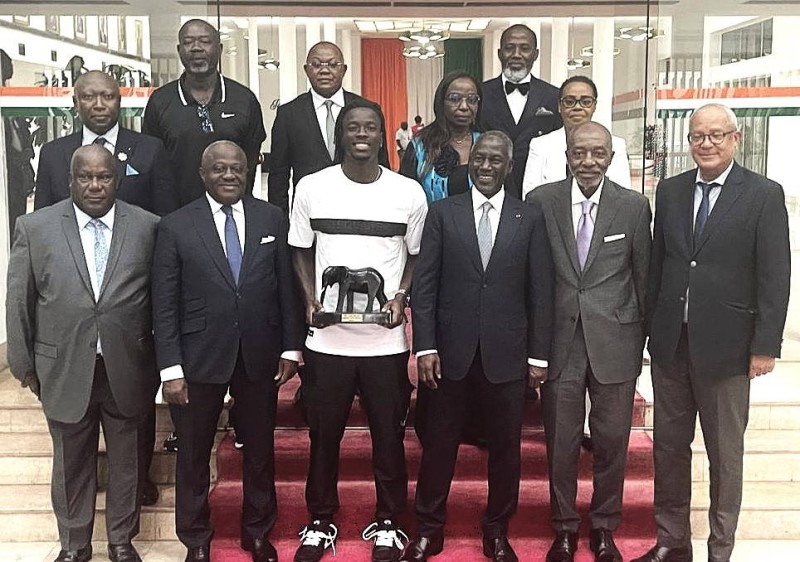 Le président de l'Assemblée national, 3e à parrtir de la droite, s'est engagé à aider le tennis ivoirien et le meilleur athlète du moment à progresser. (Ph: Dr)