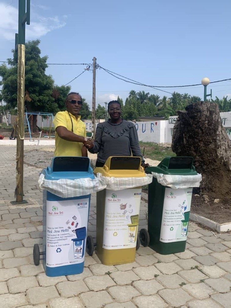 Rosanne Tanoé, la directrice exécutive de "Moi Jeu tri" Côte d'Ivoire lors de la remise symbolique des poubelles. (DR)