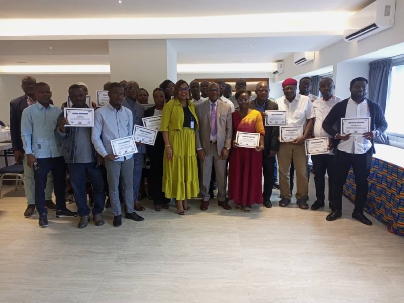 Les participants à la formation sur le nouveau code des douanes posent avec leurs certificats aux côtés du formateur, le colonel Benoît Lobognon et des responsables de l’Oic. (DR)