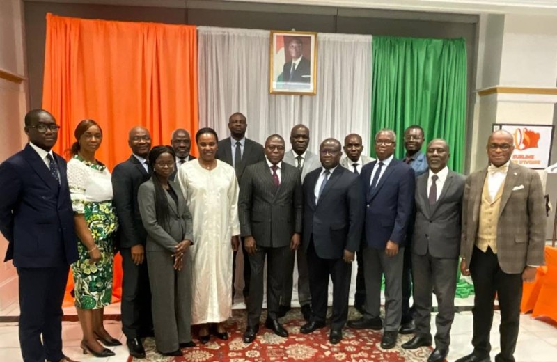 Photo de famille des participants au séminaire sur l’état civil consulaire, tenu à l’Ambassade de Côte d’Ivoire à Washington.