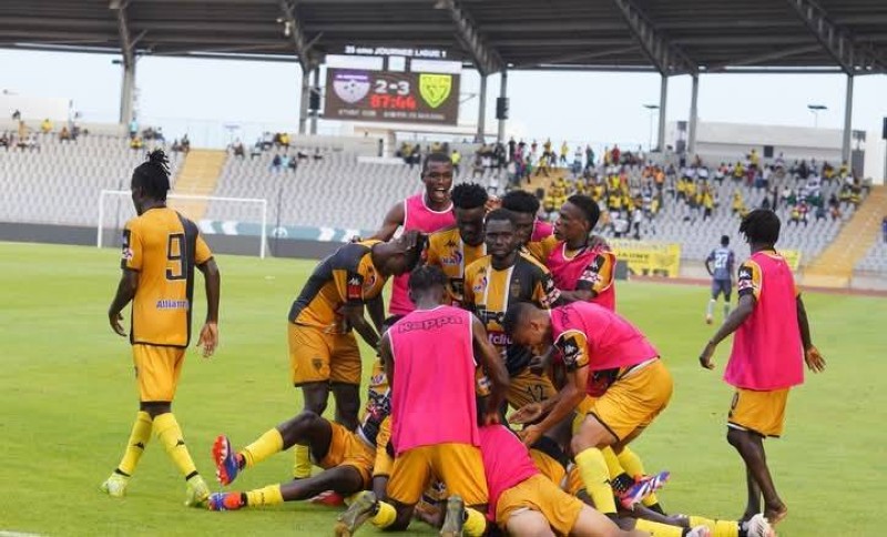 Les joueurs de l’Asec Mimosas exultent après leur quatrième but, synonyme de victoire et de première place provisoire au classement.