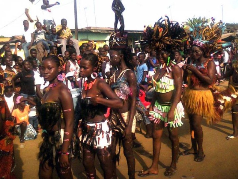 Des groupes défilants pendant le Popo Carnaval.