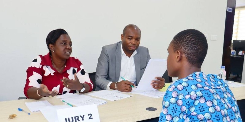 Un candidat présente sa motivation devant un jury chargé de l’évaluer pour intégrer l’un des dix métiers du bâtiment.