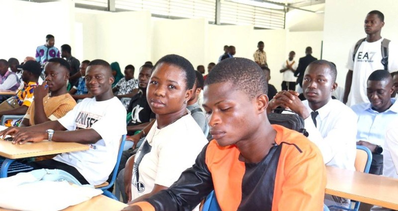 Des jeunes venus des quatre coins du pays attendent leur tour pour passer les entretiens de sélection au CFA Bâtiment de Yopougon-Siporex.