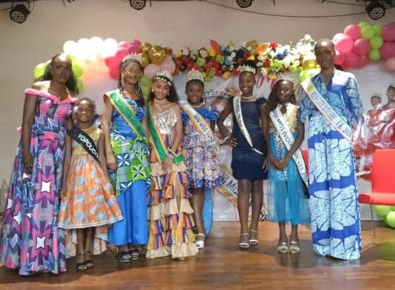 
Les lauréates de la première édition posant fièrement avec leur couronne lors du lancement. 
