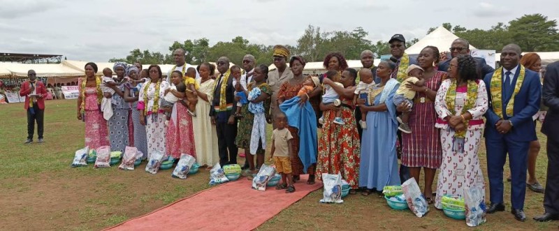 Des sages-femmes réunies au stade HKB d’Abengourou pour célébrer leur contribution à la santé maternelle et néonatale, même en contexte de crise.