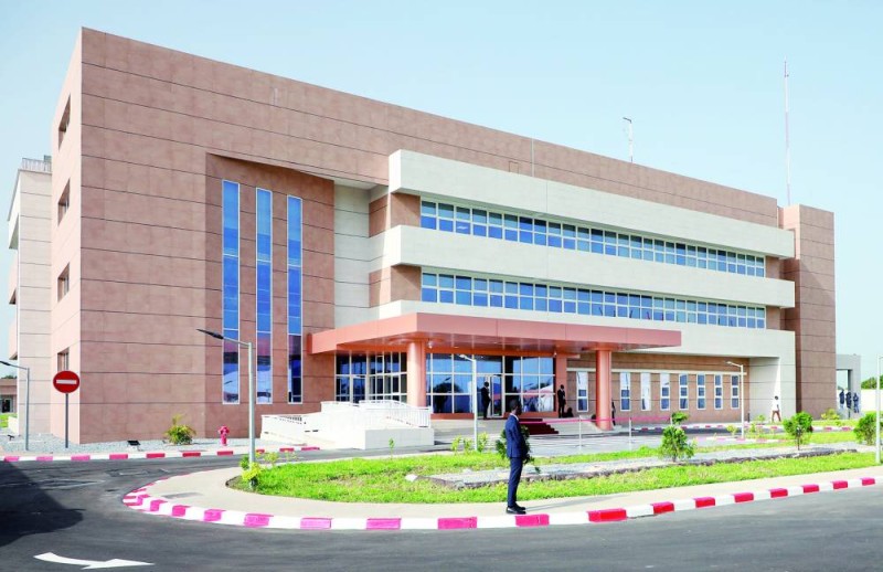 L’infrastructure inaugurée s’étend sur 2,7 hectares, avec un bâtiment principal de 4.696 m² répartis sur trois niveaux, et des annexes comprenant une infirmerie, une salle de sport, un restaurant et des logements. (Photo Honoré Bosson)
