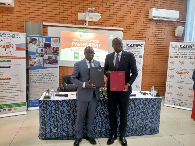 Échange de parapheurs entre le Dg du Campc, Professeur Joseph Kaudjhis (à droite) et Professeur Djakalia Ouattara, président de l'Université de Bondoukou à l'issue de la signature de la convention de partenariat. (Franck YEO)