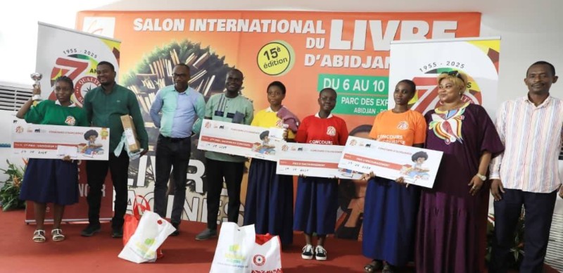 Les vainqueures du concours d’éloquence du SILA 2025, entourée des membres du jury et des représentantes des établissements participants.