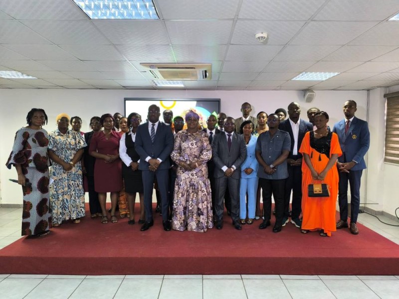 Étudiants, partenaires et enseignants présents au lancement du Master en commande publique. (Ph: Dr)