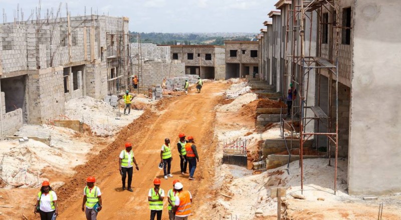 Un aperçu des premiers bâtiments en construction sur le site des « Résidences les Jardins d’Ahoué ».