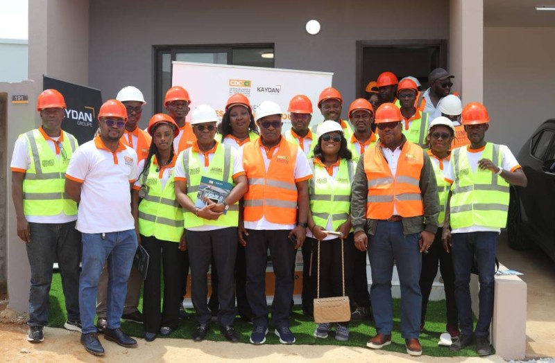Photo de famille des participants à la visite officielle organisée par la CDC-CI et le Groupe KAYDAN.