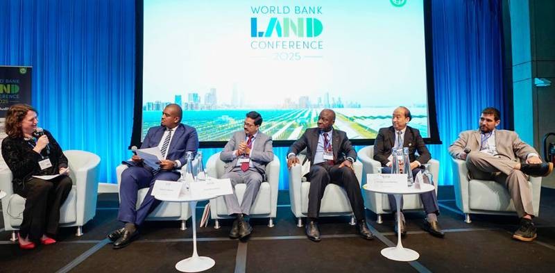 Le directeur général de l'Afor, Bamba Cheick Daniel (3e à partir de la droite), a exposé au monde entier l'expérience ivoirienne en matière de foncier rural. (Ph: Dr)