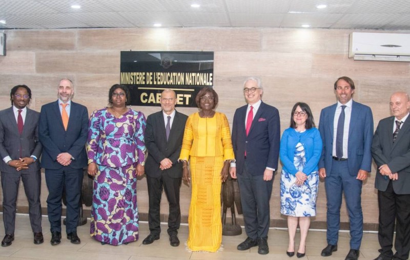 La ministre Mariatou Koné aux côtés de la délégation italienne conduite par Lorenzo Otorna, lors de l’annonce de l’appui financier de 10 milliards de FCFA pour renforcer l’éducation en Côte d’Ivoire.