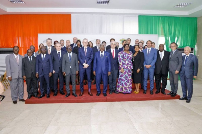 Les délégations ivoirienne et italienne réunies autour de la table pour faire le point sur les projets du Plan Mattei.