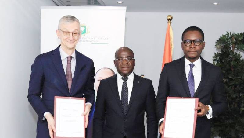 Le ministre Kalil Konaté (au centre) se félicite de cette signature. (Photo Bavane)