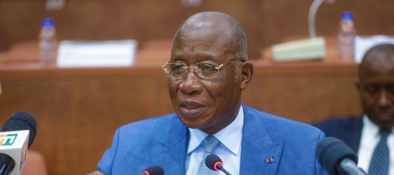 Le ministre Kacou Houaja Léon Adom présentant les projets de loi aux membres de la Commission des relations extérieures du Sénat, à Yamoussoukro.