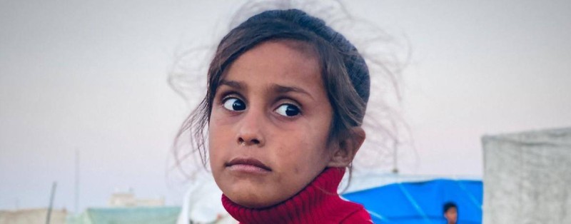 Une fille déplacée attend son tour pour récupérer de l'eau pour sa famille dans la ville de Rafah, au sud de Gaza.