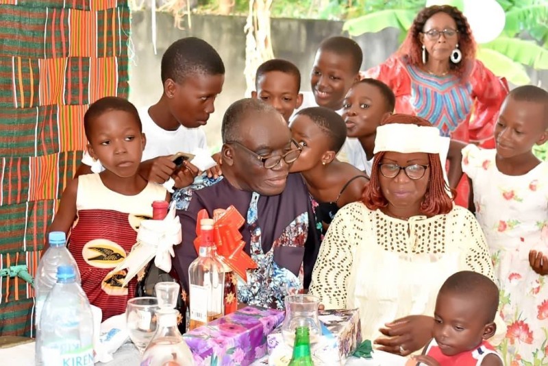 Les petits enfants célèbrent leur Papi. (Ph: Dr)