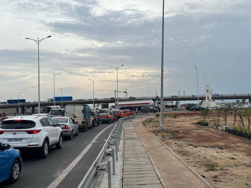 Les files de voitures continuent de s'allonger sur le tronçon. Dans les bouchons, les automobilistes sont impatients. (Ph: Djénéba Touré)