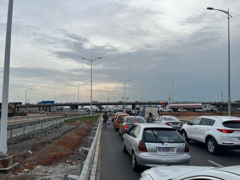 Dans les bouchons, l'impatience des automobilistes monte. (Ph: Djénéba Touré)