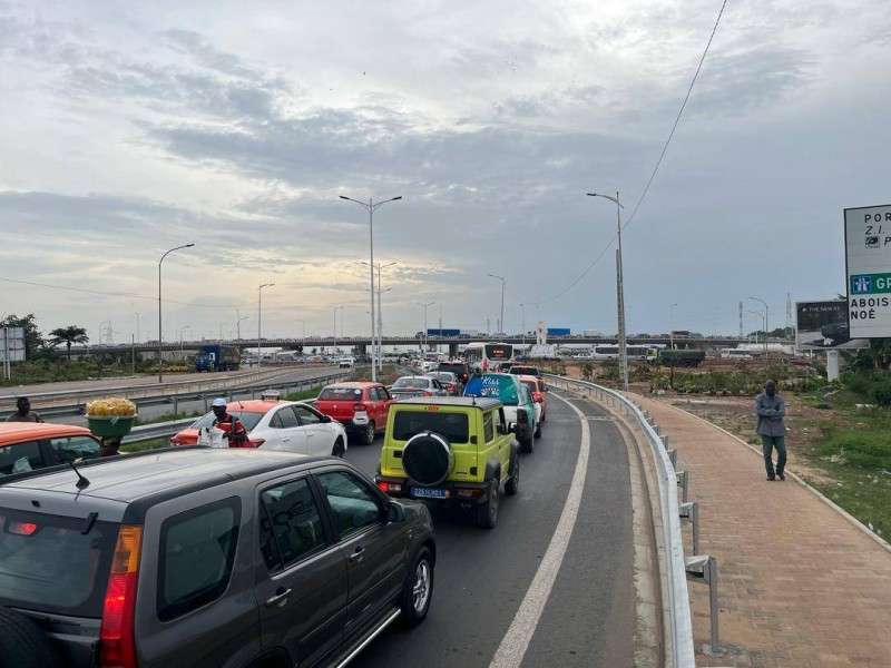 Les files de voitures continuent de s'allonger sur le tronçon. (Ph: Djénéba Touré)