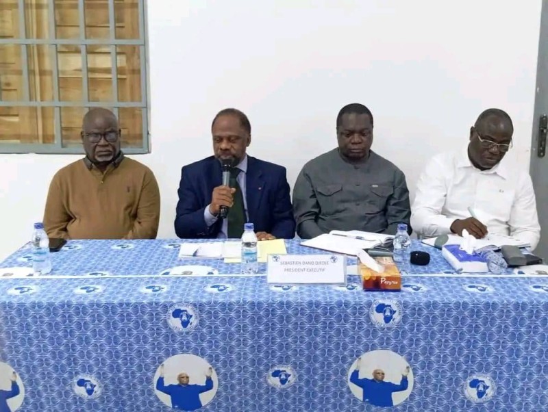 Entouré du vice-président du Ppa-CI, Koudou Kessié ; des Secrétaires généraux adjoints Zéléhi Sérikpa et Mesmin Comoé, Dano Djédjé a échangé des associations de la société civiles. (DR)