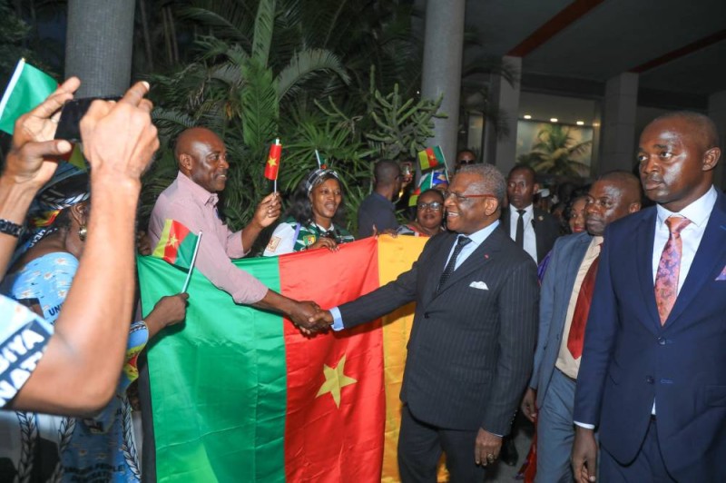 Le Premier ministre camerounais accueilli par ses compatriotes. (DR)