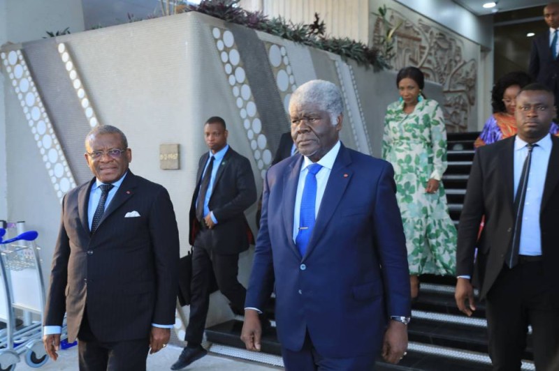 Le premier ministre ivoirien (A droite) et son homologue camerounais. (DR)