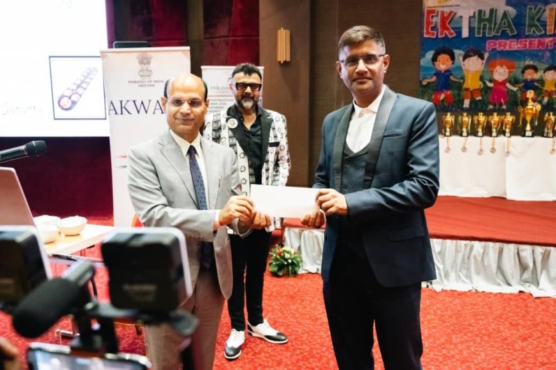 L’ambassadeur Dr Rajesh Ranjan et le président de l'association. (Dr)